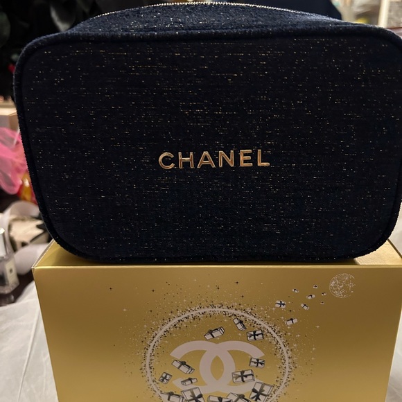 CHANEL Holiday 2023 cosmetic bag  Limited Edition AUTHENTIC - Picture 1 of 7